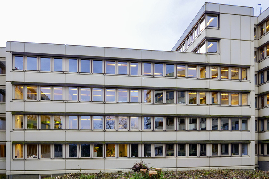 4 Insgesamt 2.400 Aluminiumfenster waren im Zuge der Fassadensanierung bei laufendem Betrieb auszutauschen – auch die Brüstungen entsprachen nicht mehr heutigen Anforderungen.