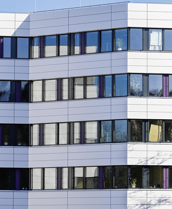 5 Nun prägen Holz-Alu-Fenster mit Lüftungsklappen und eine weiße Brüstung die „Lippische Klimafassade“.