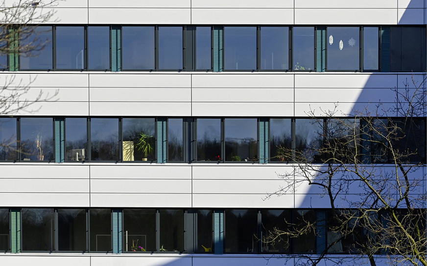 8 Die farblich changierenden Lüftungsflügel rhythmisieren die Klimafassade.