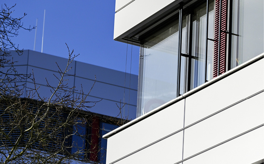 10 Die Sonnenschutzanlage ist hinter der Brüstungsbekleidung verborgen.