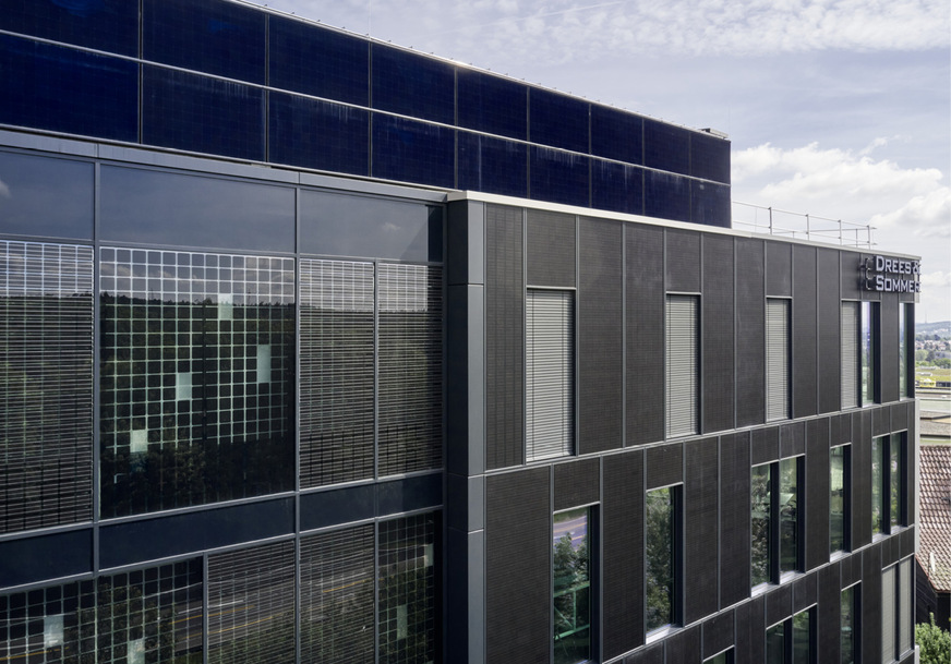 Der Neubau OWP12 am Stammsitz von Drees & Sommer in Stuttgart wurde im Dezember 2021 bezogen. Damit das an eine Autobahn angrenzende Gebäude nicht zu sehr spiegelt, wurde bei der Fassade ein mit Mikro-Prismen mattiertes Deckglas eingesetzt. Interessanter Nebeneffekt: Das Spezialglas steigert den PV-Ertrag um bis zu drei Prozent.