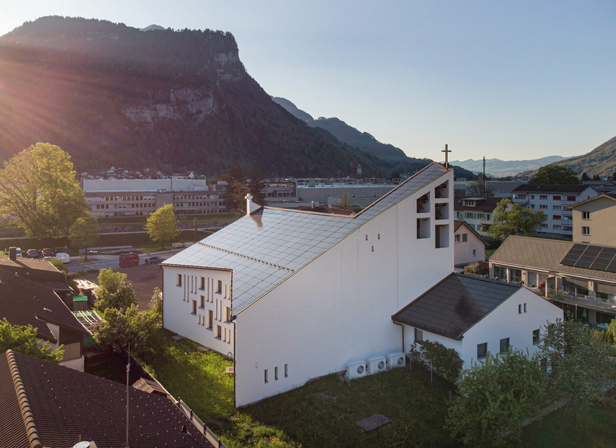 Mit Gottes Segen: die Marienkirche von Mollis nun mit Solardach.