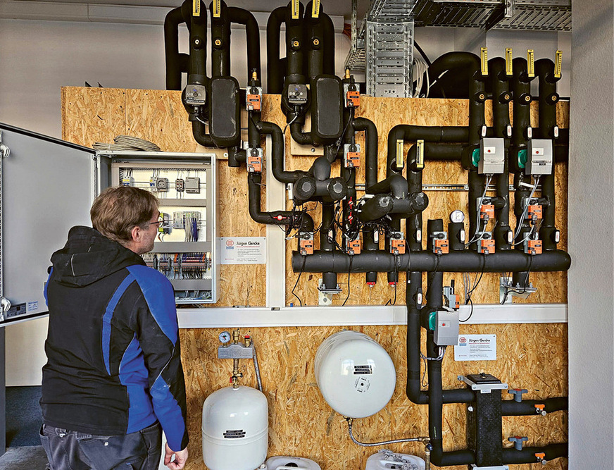 In der Verteilerstelle wird das jeweils optimale Mischungsverhältnis der Wärmeträger im energetischen Gesamtsystem hergestellt.