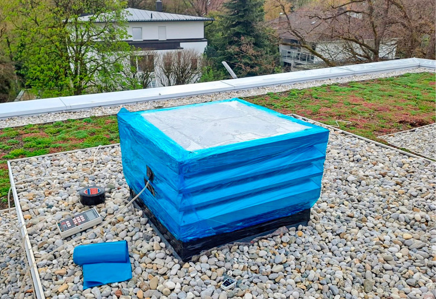 1 Dauerhaft geöffnete Rauch-/Wärmeabzugsanlagen (RWA) durften früher für Luftdichtsheitsmessungen abgeklebt werden – dies ist seit dem Inkrafttreten des GEG und der damit einhergehend eingeführten DIN EN ISO 9972 nicht mehr zulässig.