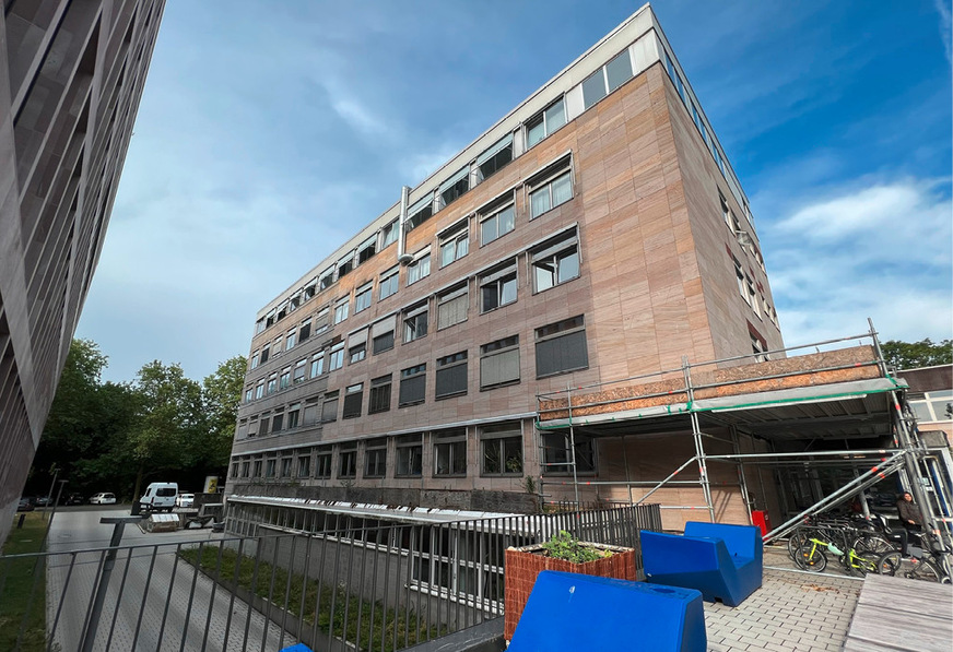 2 Die messtechnischen Untersuchungen dazu, welchen Einfluss dauerhaft geöffnete RWA über Aufzugschächten auf den Energiebedarf haben, erfolgten an diesem sechsgeschossigen Institutsgebäude der TH Nürnberg.