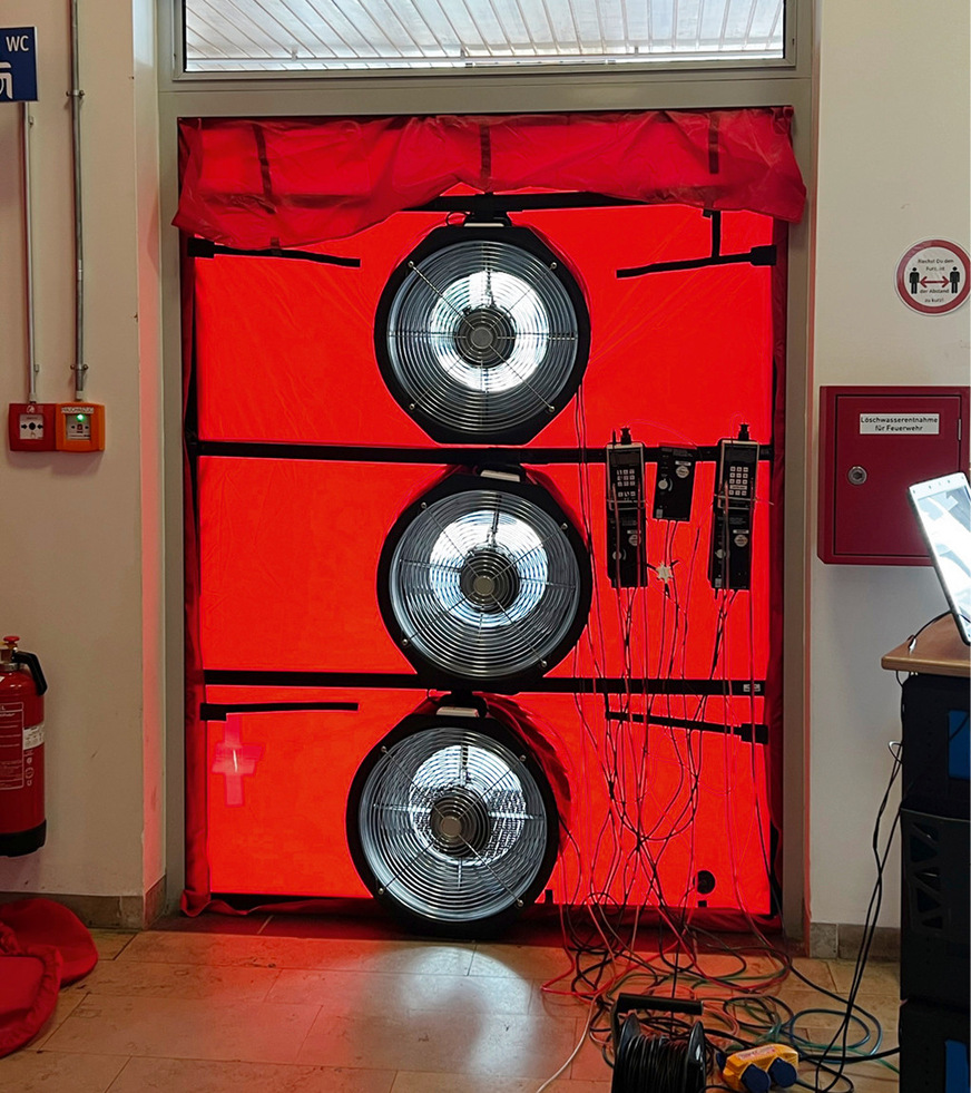 3 Einbau der Blower Door in der Eingangstür während der Messung