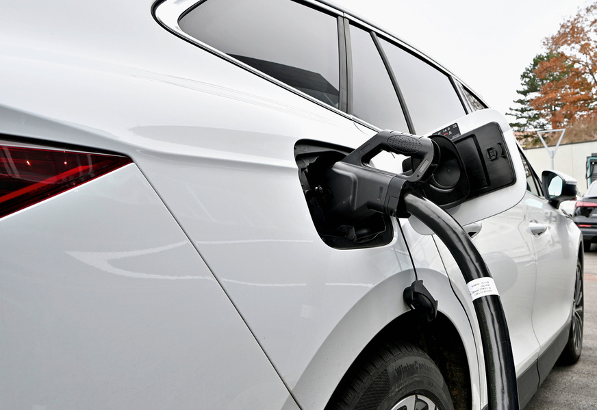 Eine KI im Lademanage­ment erhöht letztlich auch den&nbsp;Solarstromanteil in den Akkus.