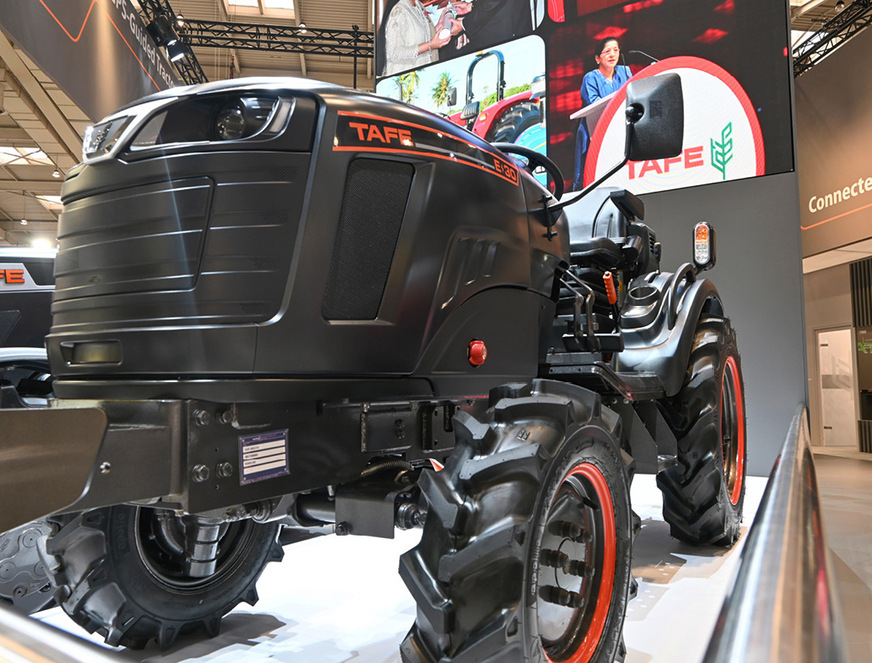 Auf der Agritechnica 2023 hat auch der indische Hersteller Tafe mit dem E&nbsp;30 einen vollständig batterieelektrischen Kleintraktor gezeigt.