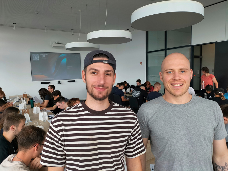 Vincent Najjar (links) und Thilo Ruck, Auszubildende im ersten Jahr für Onshore- (links) und Offshore-Mechatronik, bei der Kennenlernwoche im ­September 2024 bei Deutsche Windtechnik