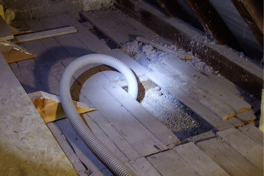 6 Wer im Dachboden die Einblasdämmung nur dort begehbar macht, wo es nötig ist, spart Kosten.