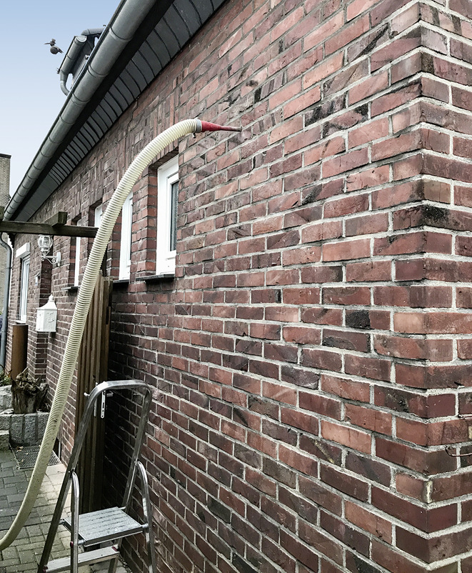 7 Bei Gebäuden mit bis zu zwei Geschossen braucht es für die Einblasdämmung im zwei­schaligen Mauerwerk kein Gerüst.