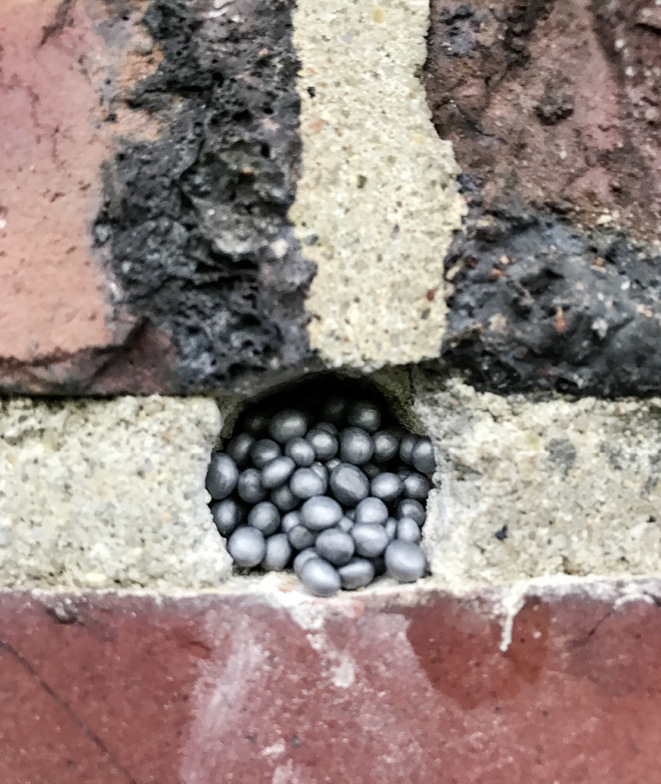 8 Kerndämmung mit Granulat im zweischaligen Mauerwerk; die Bohrlochgröße ist gering.