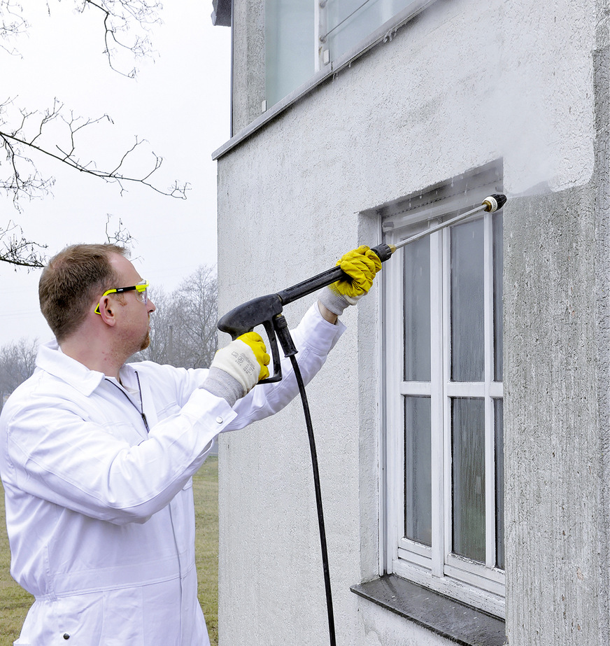 7 Vor der WDVS-Sanierung ist der Untergrund zu prüfen. Danach wird die komplette Fassade mit einem Dampfstrahlgerät gründlich gereinigt.