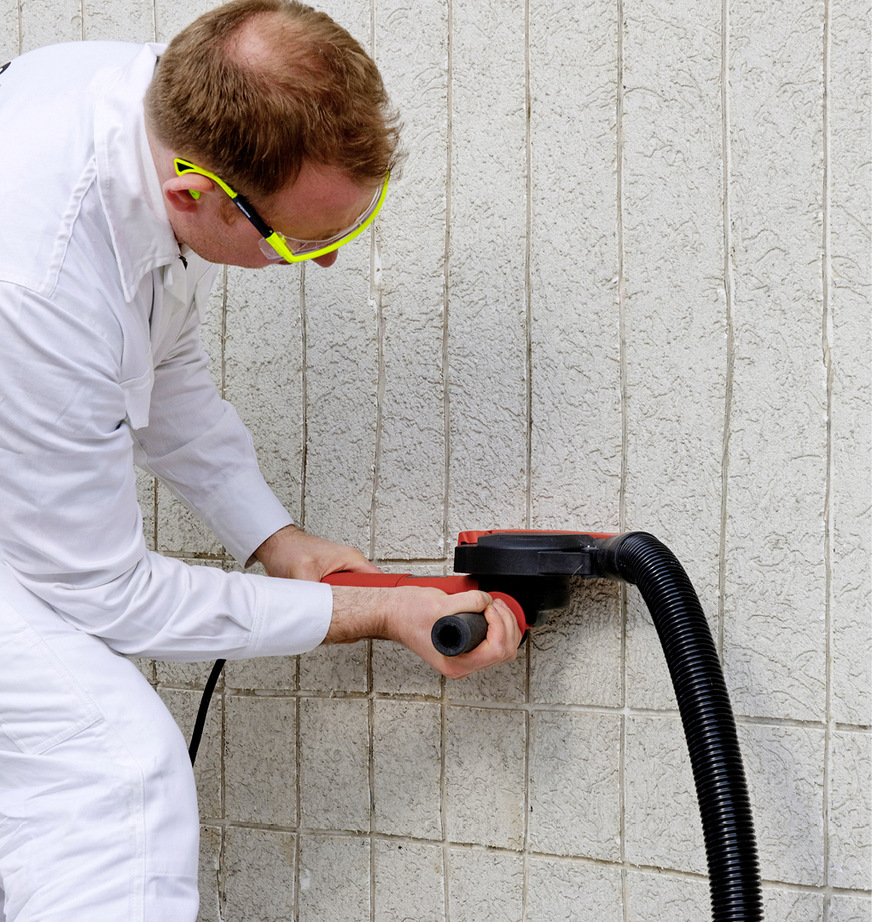 8 Damit eventuell im Untergrund enthaltene Feuchte entweichen kann und sich der Armierungs­mörtel besser mit dem Untergrund verkrallen kann, wird die alte Dämmfassade schachbrettartig bis in den Dämmstoff hinein geschlitzt.