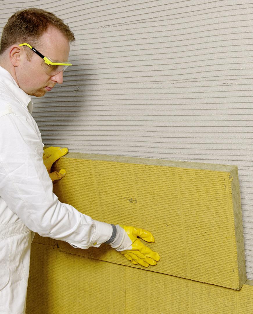 9 Nach dem Auftrag des Armierungsmörtels wird die aufzudoppelnde Dämmschicht – vorzugsweise Mineralwolleplatten – auf das bestehende System aufgeklebt, dann armiert, gedübelt und mit einem neuen Oberputz versehen.