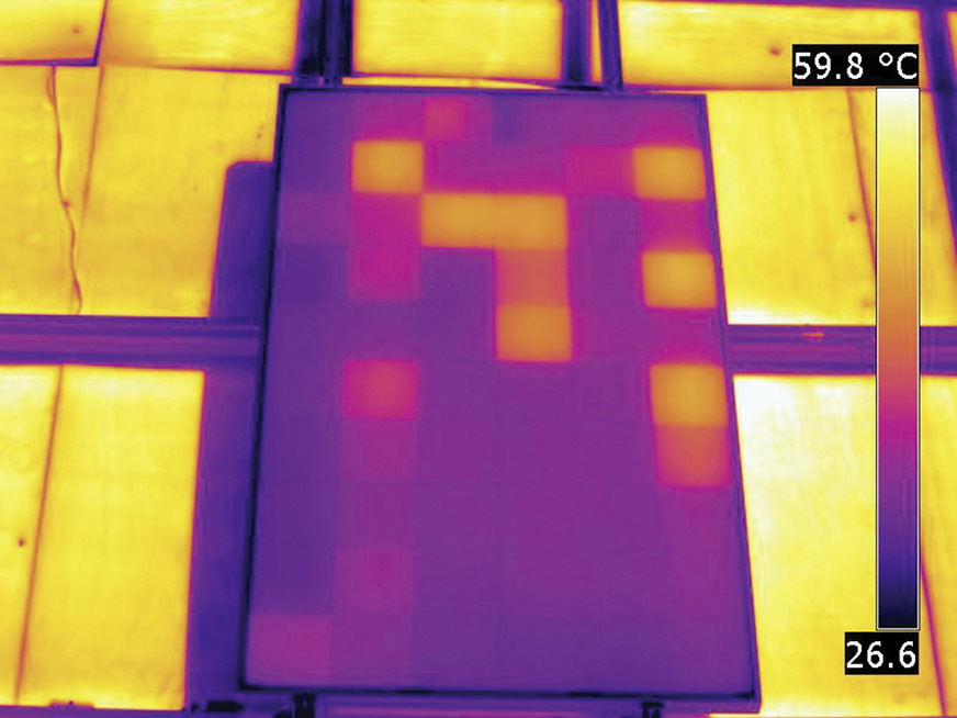 Schadenbeispiel 2: kurzgeschlossenes Modul mit charakteristischem Patchwork-Muster