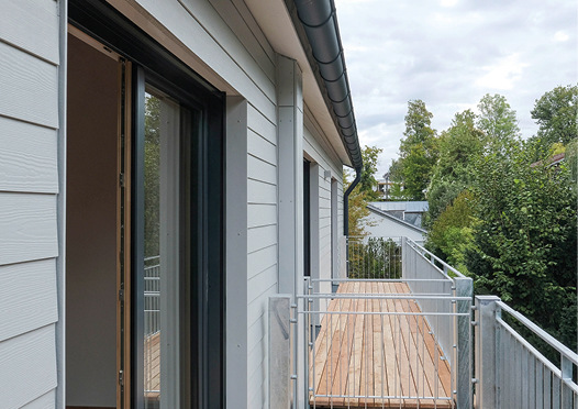 Aufgrund der Variantenvielfalt bei der Holzmaserung muss man schon genau hinsehen, um zu erkennen, dass die vermeintliche Holzschalung aus Faserzement besteht.