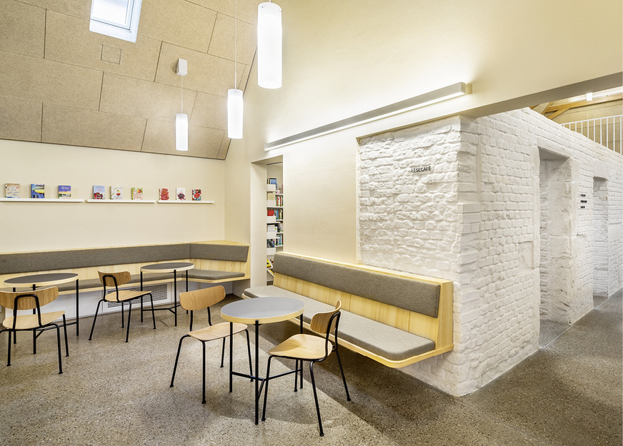 11 Alt trifft Neu – raues Mauerwerk erinnert an den ehemaligen Stall.