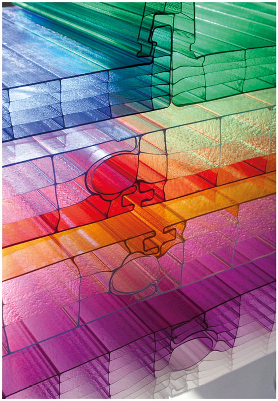Polycarbonat in der Rohform ist farblos – mit farbigen Pigmenten kann der Kunststoff in allerlei Farben eingefärbt werden.