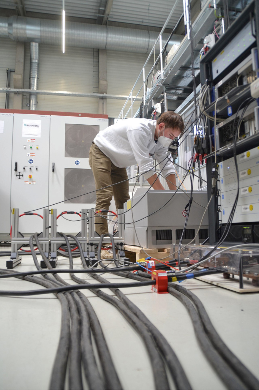 Anschluss eines Wechselrichters für den Aufbau eines Microgrids im Labor.