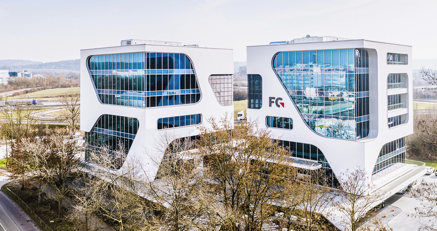 5 Je nach Blickwinkel verschmelzen die beiden Kuben zu einem Gebäudeensemble. Im Hintergrund ist die Autobahn A5 nahe der Ausfahrt Karlsruhe zu erkennen.