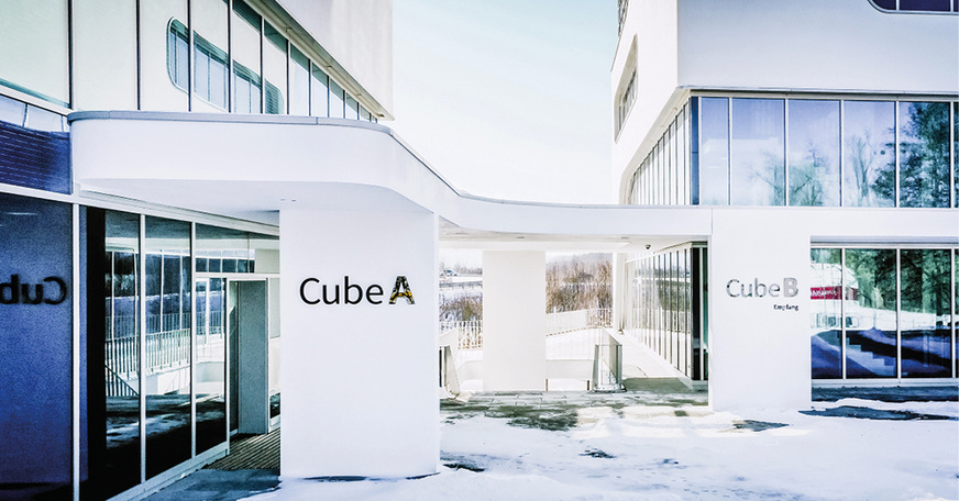 9 Die beiden Cubes A und B werden jeweils eigenständig erschlossen. Zwischen den beiden Kuben führt eine Treppe in die darunter liegende Parkebene.