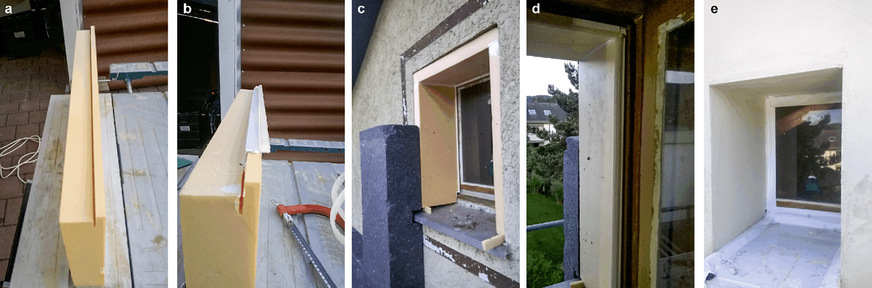 6 Vorgehensweise einer Rahmenüberdämmung für ein altes Fenster: a) XPS-Platte auf Maß ausgeklinkt; b) PVC-Profil eingesteckt und Schlauchdichtung aufgeklebt; c) in die Laibung eingesetzt; d) Innenansicht; e) Ansicht von außen in verputztem Zustand.