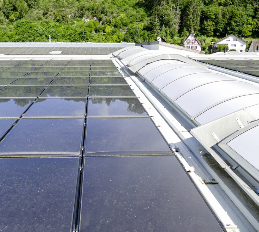 5 Die PV-Module haben einen zu geringen Abstand zu den Entrauchungs­anlagen – auch ein direkter Zugang zur Wartung ist nicht mehr möglich.