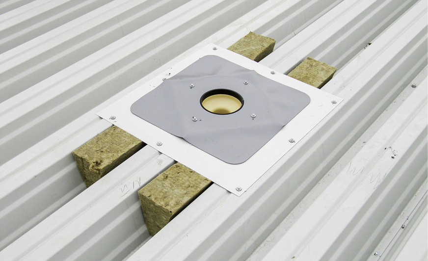 7 So sieht eine brandschutztechnisch korrekt ausgeführte geschottete Dachdurchführung nach DIN 18234 aus.