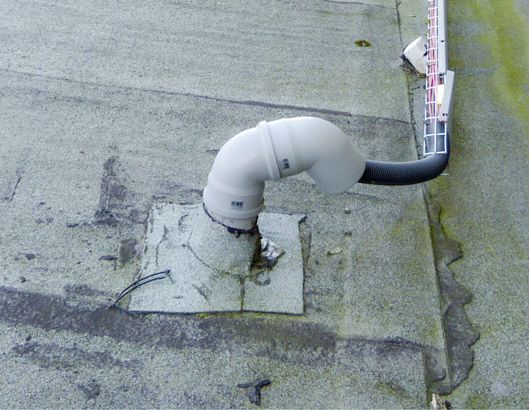 8 Murks trifft Ahnungslosigkeit: unzulässige Dachdurchführung aus brennbaren Materialien mit fehlendem Schott