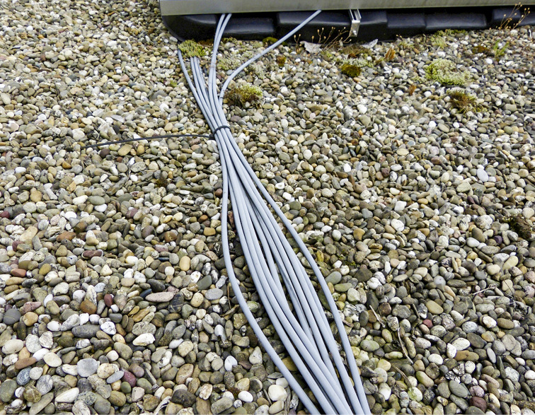 9 So wird Sicherheit und Funktionstüchtigkeit zur Frage der Zeit: ungeschützt verlegte und bereits ­ausgebleichte Leitungen