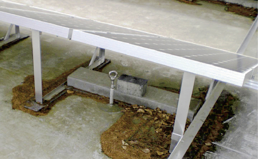 10 Dieser von Modulen überbaute Sicherungshaken nützt keinem Monteur im gefährdeten Dachbereich.