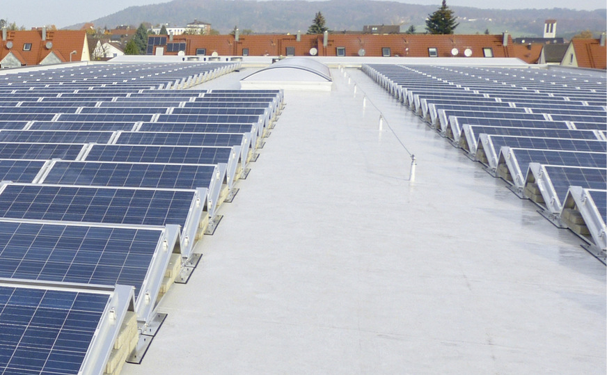 11 Es gibt auch vorbildliche Beispiele: PV-Anlage mit ausreichend Abstand zum Rauch- und Wärmeabzug und mit Seil zur Absturzsicherung.