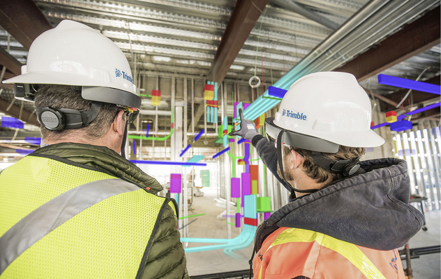 Per AR-Brille eingeblendete digitale Informationen helfen bei Besprechungen auf der Baustelle.