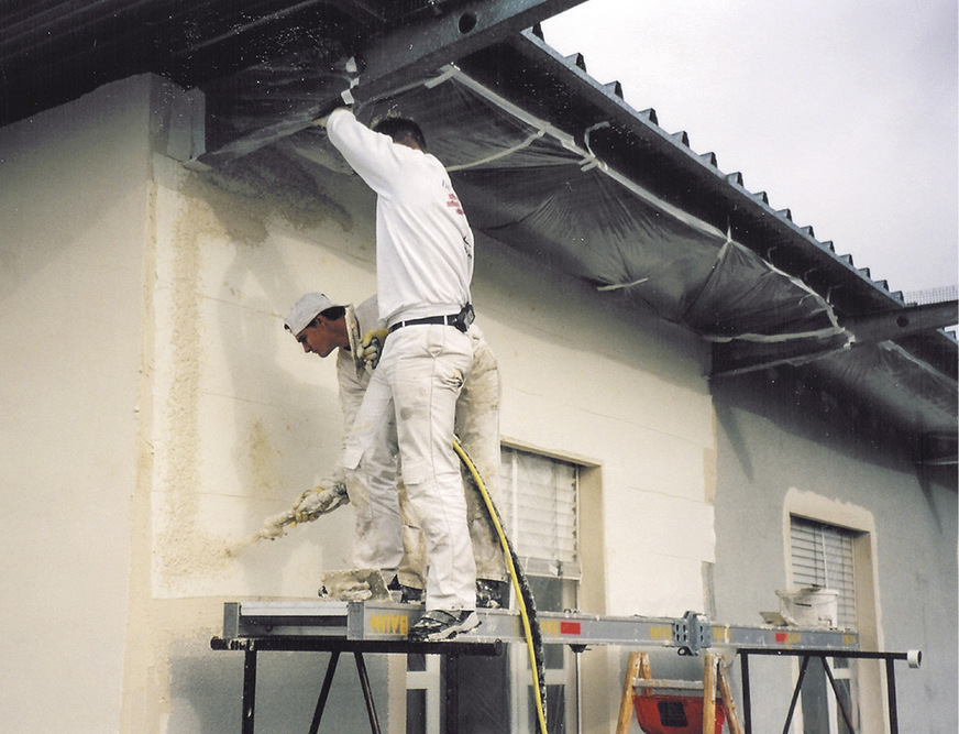 2 Größere Rissweiten müssen überstrichen oder verputzt werden. Gute Erfahrungen liegen dabei für zusätzlich aufgetragene Armierungsputze vor. Bei größeren Rissbewegungen kommen auch Sonderlösungen in Betracht, wie zum Beispiel entkoppelte Systeme mit Nadelfilzvlies.