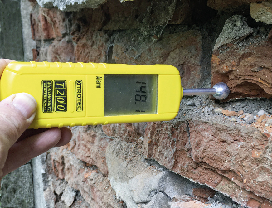 3 Elektrische Feuchtemessgeräte erlauben es, sich sehr schnell über den Feuchtegehalt des Mauerwerks zu informieren und die Stellen zu lokalisieren, die für eine Probeentnahme geeignet scheinen.﻿