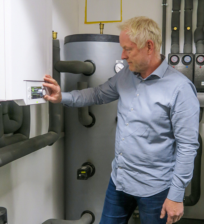 Energieberater Klaus Tapken bedient die IWR Alpha-Steuerung.