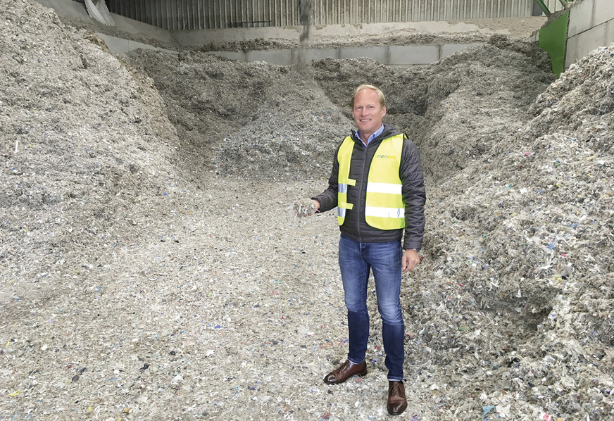 Neowas GFK-Experte Mika Lange vor Rotorblattgranulat