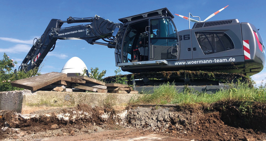 Abbruch eines Windturbinenfundaments durch einen Wörmann-Team-Bagger