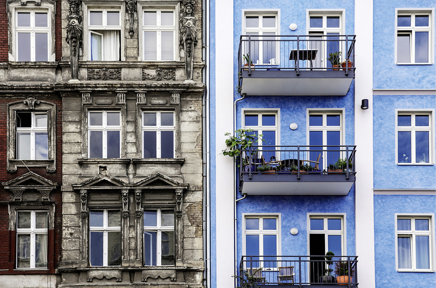 6 Der GdW beurteilt die Forderung nach dem EH 55-Standard für den Gebäudebestand als hochgerüstetes energetisches Modernisieren, das unwirtschaftlich sei und daher keine Breitenwirkung zeige, um die seit Jahrzehnten bei einem Prozent dümpelnde Sanierungsquote in absehbarer Zeit zu verdoppeln. Die im Auftrag des GdW und VDPM beauftragte IREBS-Studie sieht dementsprechend vordringlich die Lösung im Ausbau der regenerativen Energieversorgung. Der Energieeffizienz der Gebäude misst sie für die Zukunft weniger Bedeutung bei, um die THG-Emissionen auf dem Weg in die Klimaneutralität zu begrenzen.