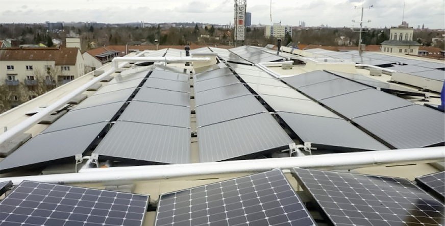Die PVT-Kollektoren auf dem Dach des Degewo-Zukunftshauses in Berlin helfen, den CO₂-Ausstoß des Gebäudes massiv zu senken.