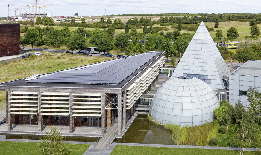 30 Jahre nach der Expo 2000 hat das Architektur- und TGA-Planungsbüro Carsten Grobe Passivhaus den Dänischen Pavillon in Hannover unter anderem mit einer PVT-Wärmepumpenanlage zum Plusenergiehaus modernisiert.