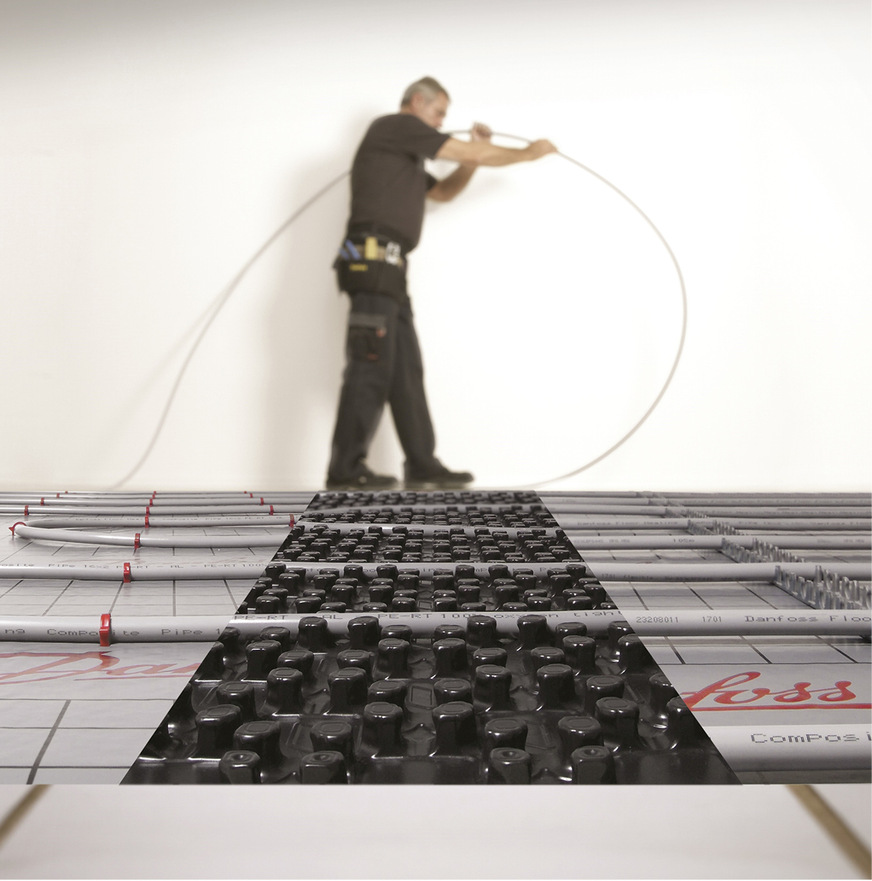 Datenerfassung für den hydraulischen Abgleich: Liegen über die ­Dimensionierung einer Fußbodenheizung keine Informationen mehr vor, empfiehlt es sich, eine Standardfläche zu definieren, die in Abhängigkeit vom Oberflächenbelag mit der notwenigen Vorlauftemperatur die erforderliche Heizlast deckt.