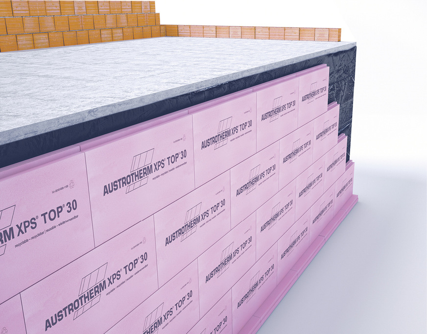 Die XPS-Platten der Perimeterdämmung haben am Fußpunkt eine feste Aufstandsfläche. So bleiben sie unverschieblich an Ort und Stelle. Grundsätzlich endet eine Perimeterdämmung etwa 15 cm unterhalb der Geländeoberkante.