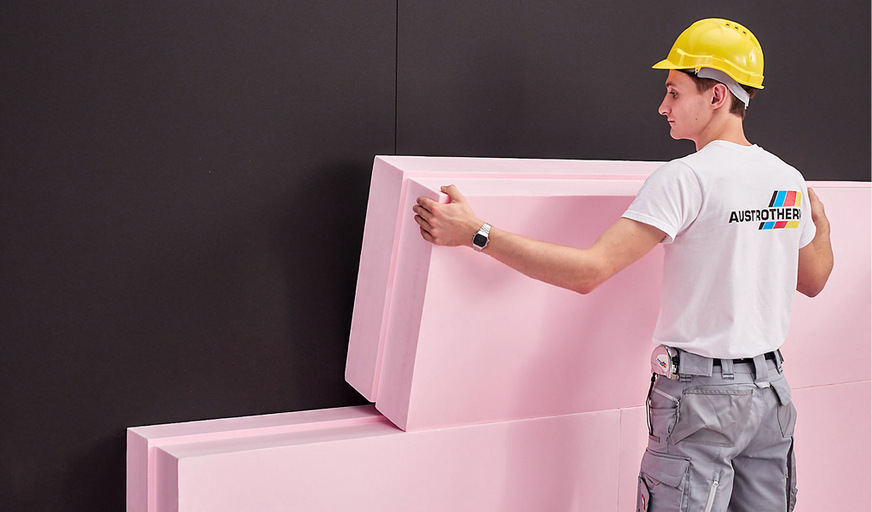 Beim Anbringen ist auf den perfekten Sitz der Dämmplatten zu achten: Sind die Stufenfalze dicht ­ineinandergeschoben und werden Kreuzfugen vermieden?