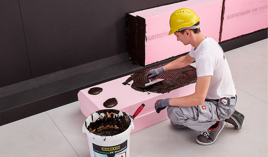 Beim Lastfall Sickerwasser muss der Bitumenkleber gleichmäßig vollsatt auf der Rückseite und an den ­umlaufenden Kanten aufgebracht werden.