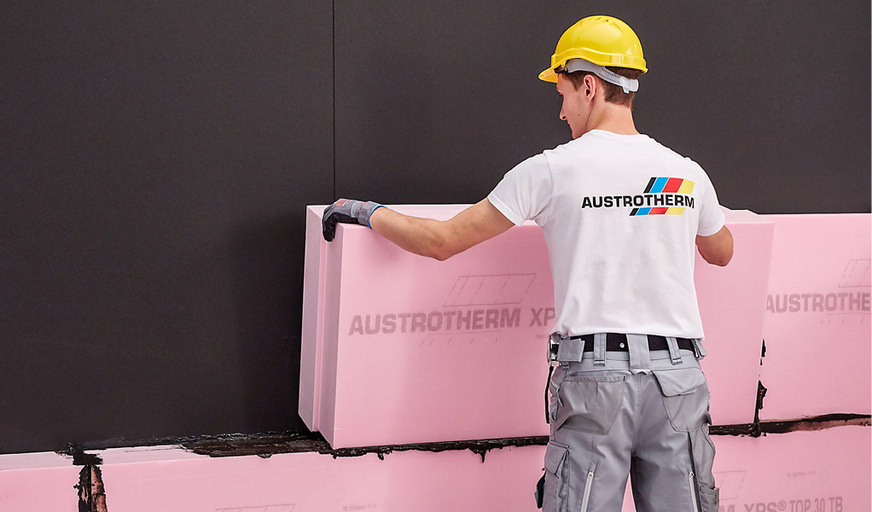 Für die zweite Dämmreihe wird der Kleber auch auf dem oberen Stufenfalz aufgetragen.