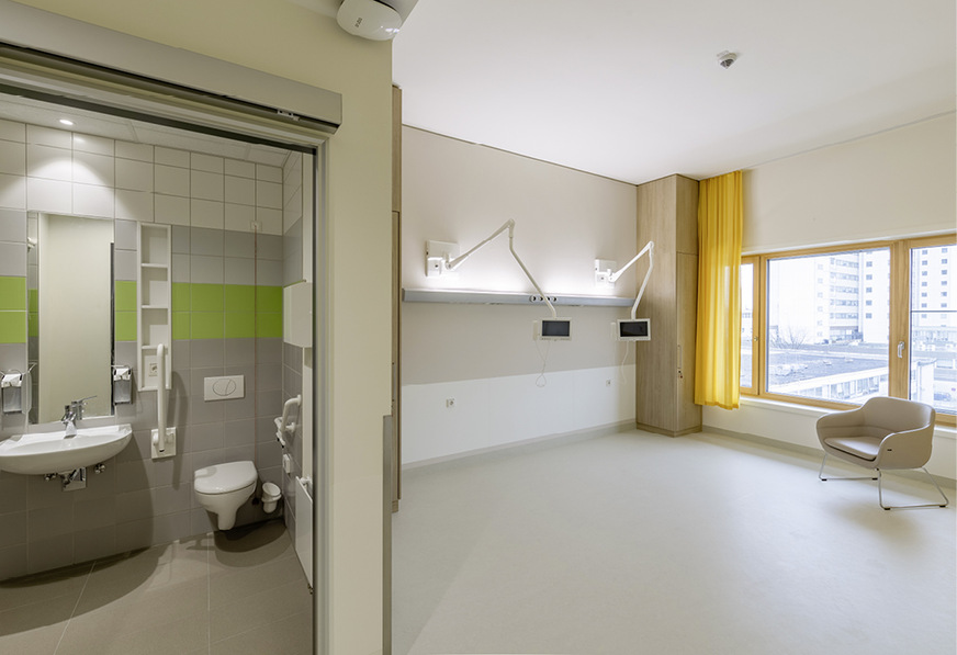 8 Die 2-Bett-Patientenzimmer sind großräumig und mit einer Nasszelle ausgestattet.