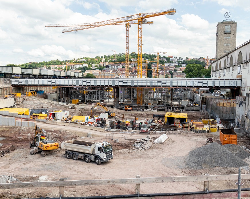 2 Auch das Bahnprojekt Stuttgart 21 lief bei den Kosten und der Fertigstellung aus dem Ruder. Woran liegt´s?
