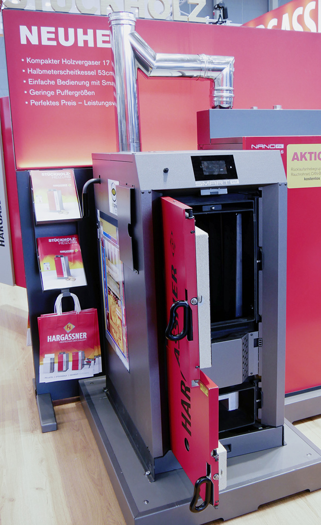 Der Kombikessel von Hargassner schaltet automatisch von Scheitholz auf Pellets um.
